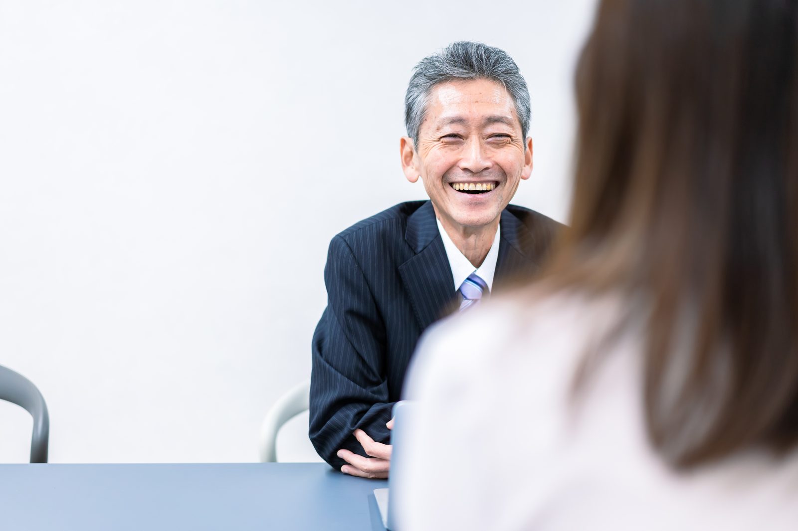 部下に語りかけ、笑顔で向き合う管理職